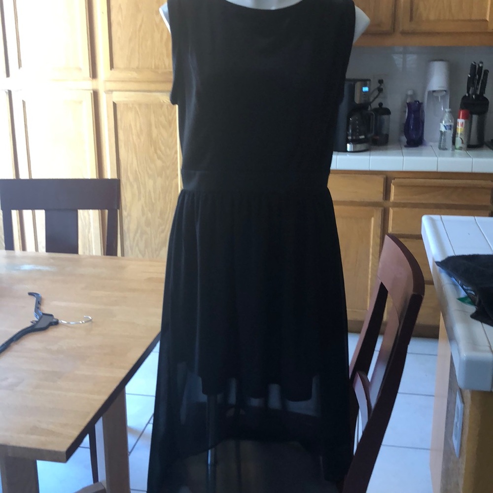 Black dress, hi-low